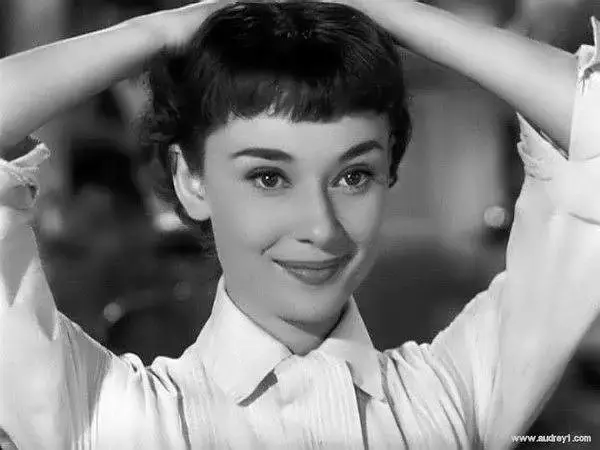 The nine most popular photos of Audrey Hepburn carry her legendary and beautiful life. Photo 3