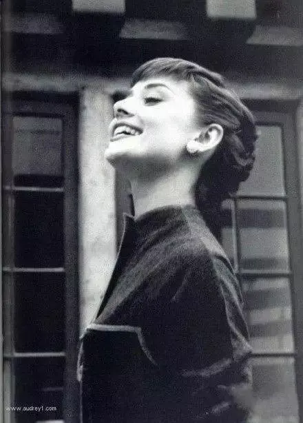 The nine most popular photos of Audrey Hepburn carry her legendary and beautiful life. Photo 7