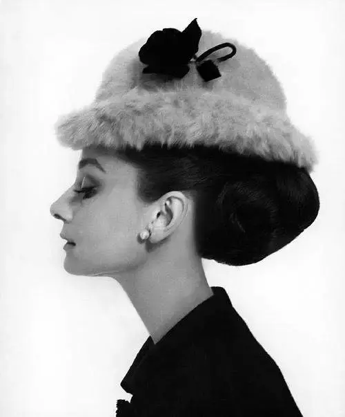 The nine most popular photos of Audrey Hepburn carry her legendary and beautiful life. Photo 13