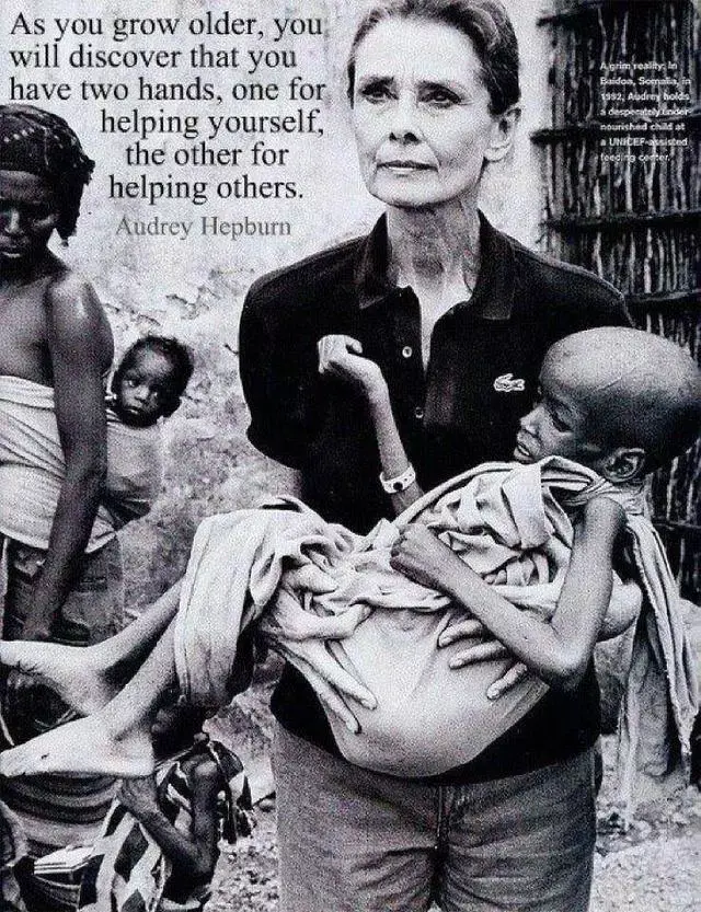 The nine most popular photos of Audrey Hepburn carry her legendary and beautiful life. Photo 15