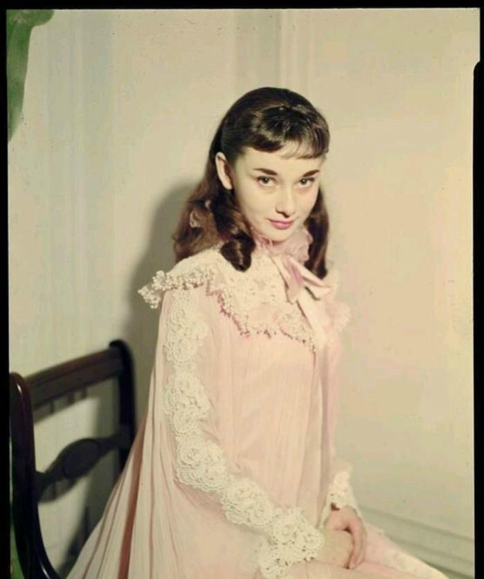 A collection of classic screen images of Audrey Hepburn's life Photo 3